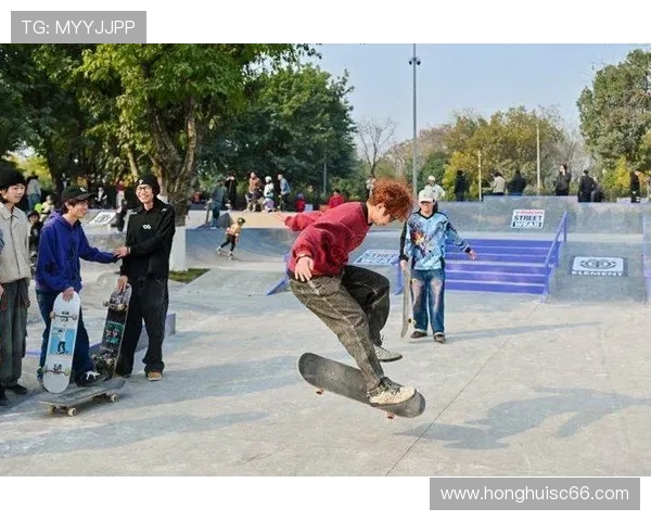 重庆滑板队在世界攀岩锦标赛中以57分领跑积分榜展现强劲实力